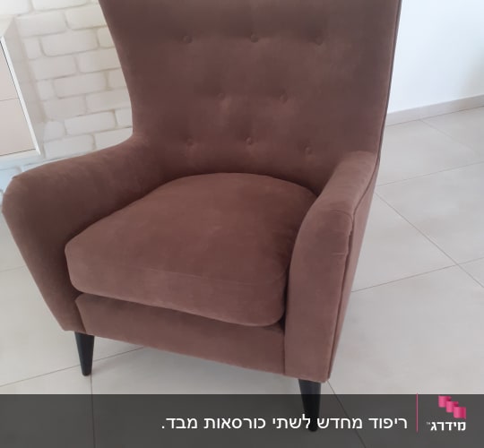 כורסה חומה מרופדת עם רגליים שחורות